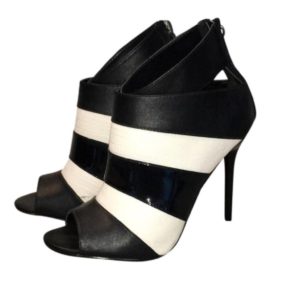 Shoe Dazzle Shoes - Shoedazzle black and white bootie